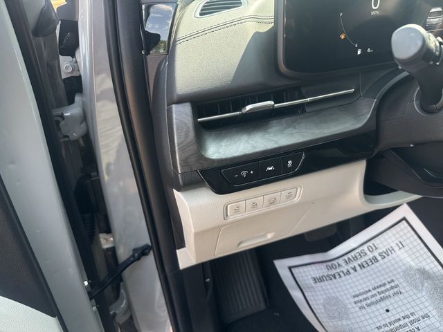 Used 2024 Kia Carnival Van
