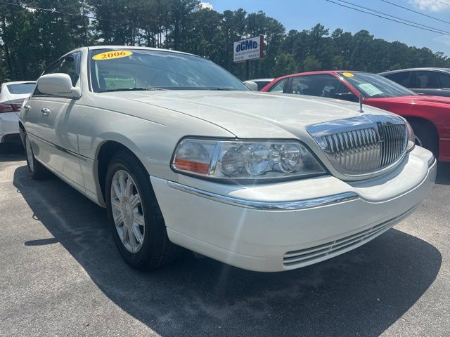 White 2006 Lincoln Town Car Signature Limited Sedan Rear-Wheel Drive 4-Speed Automatic Overdrive