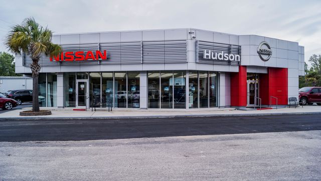 2025 Aspen White Tricoat/Super Black Nissan Kicks SR FWD SUV