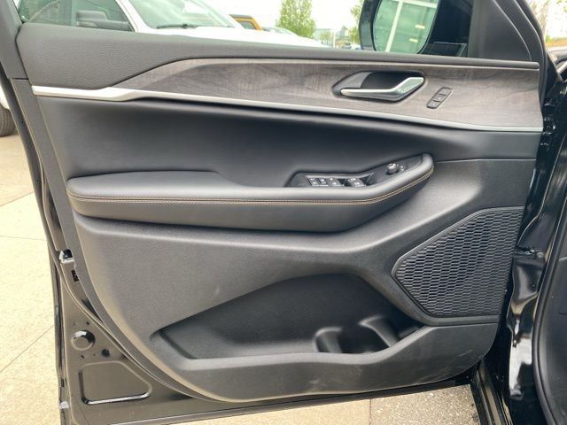 2026 Jeep Grand Cherokee - Diamond Black Crystal Pearlcoat exterior view 9