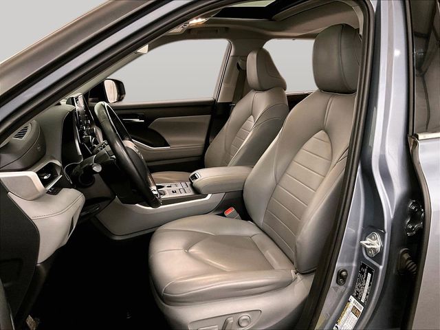 2020 Toyota Highlander XLE Silver at Bob Ruth Ford