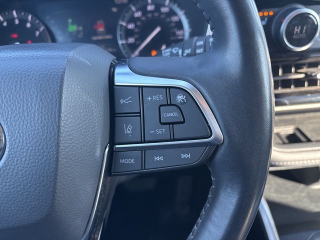 used 2021 Toyota Highlander car, priced at $28,899