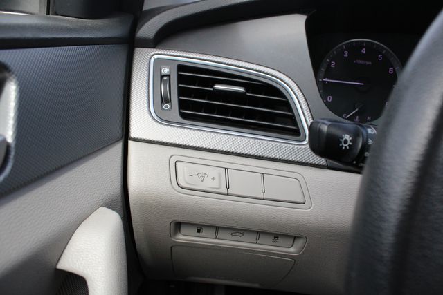 Used 2017 Black Hyundai Base image 7