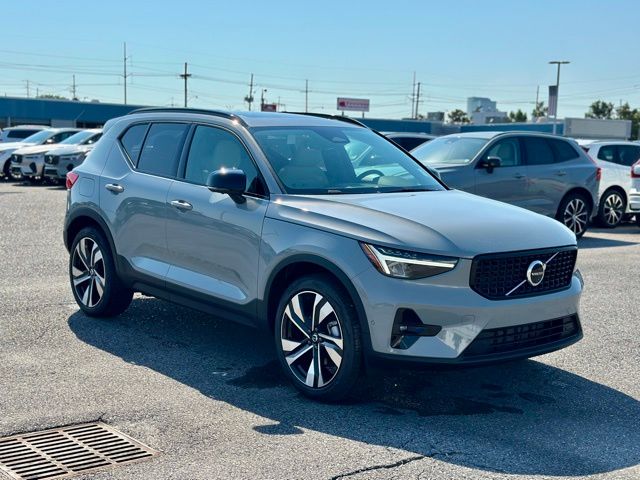 2025 Volvo XC40 B5 Plus Dark Theme