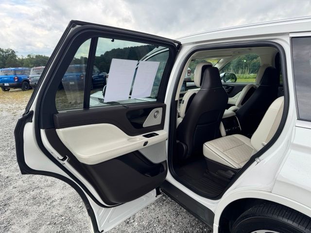 Used 2020 White Lincoln Black Label Grand Touring image 13