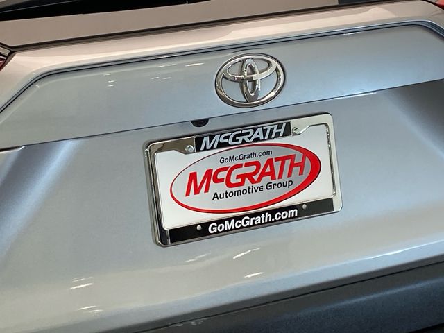 Used 2020  Toyota LE image 6