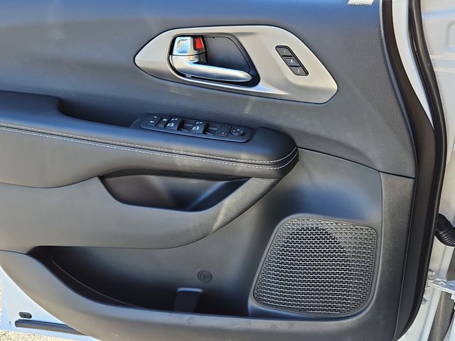 New 2026 White Chrysler Select image 22