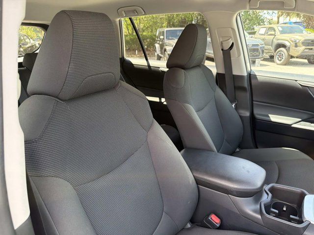 2025 Toyota RAV4 LE - Photo 16
