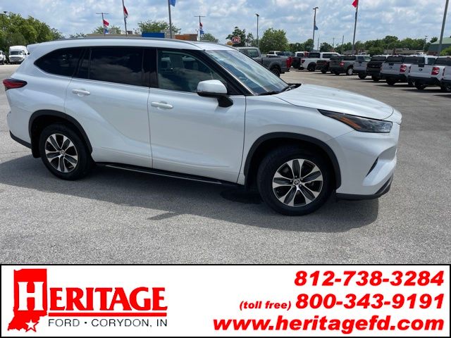 White (Wind Chill Pearl) 2022 Toyota Highlander SUV / Crossover All-Wheel Drive 8-Speed Automatic