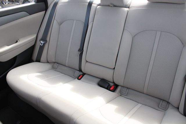 Used 2017 Black Hyundai Base image 19