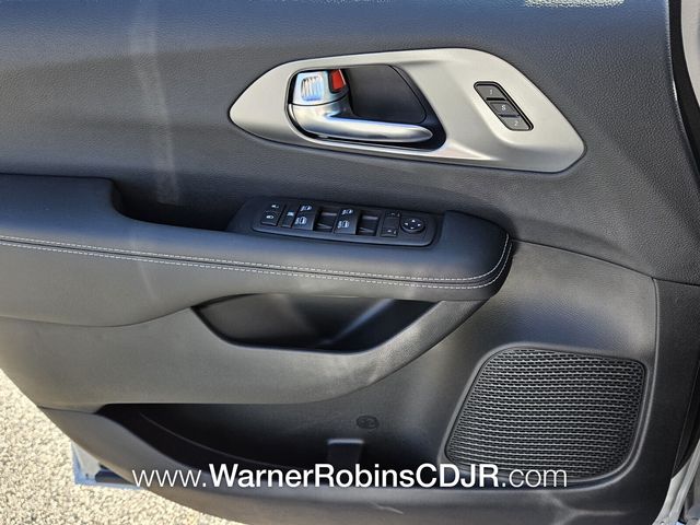 New 2026 Silver Chrysler Select image 29