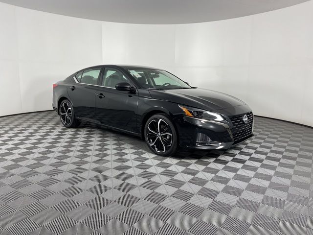 2025 Super Black Clearcoat Nissan Altima 2.5 SR FWD Sedan
