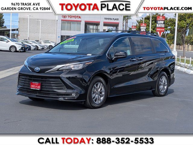 2025 Toyota Sienna XLE 8-Passenger Hybrid FWD's photo