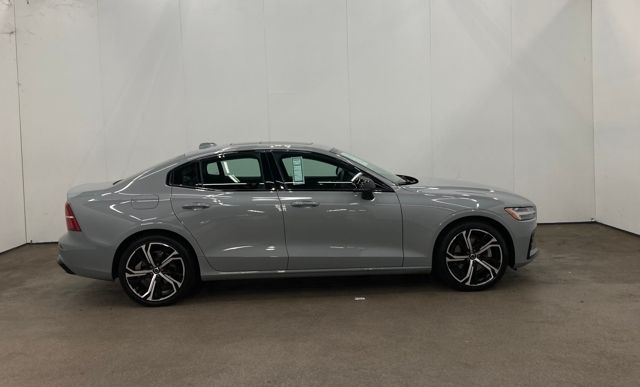2024 Volvo S60 B5 Core Dark Theme