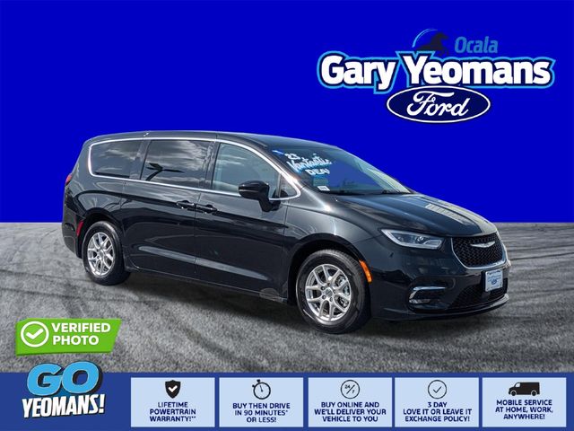 Brilliant Black Crystal Pearlcoat 2023 Chrysler Pacifica Minivan Front-Wheel Drive 9-Speed Automatic