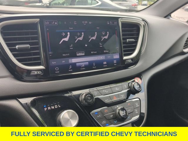 Used 2025 Chrysler Pacifica Van