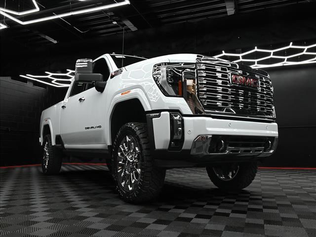 Glacier White Tricoat 2026 GMC Sierra 2500HD Denali Crew Cab 4WD Pickup Truck Four-Wheel Drive Automatic