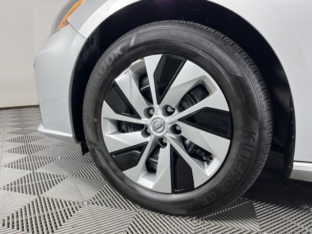 2024 Brilliant Silver Metallic Nissan Altima 2.5 S FWD Sedan