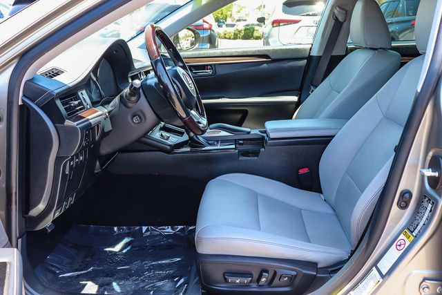 Used 2018 Silver Lexus 300h image 21
