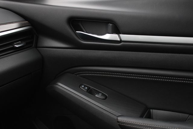 Used 2019 Black Nissan 2.5 SL image 19