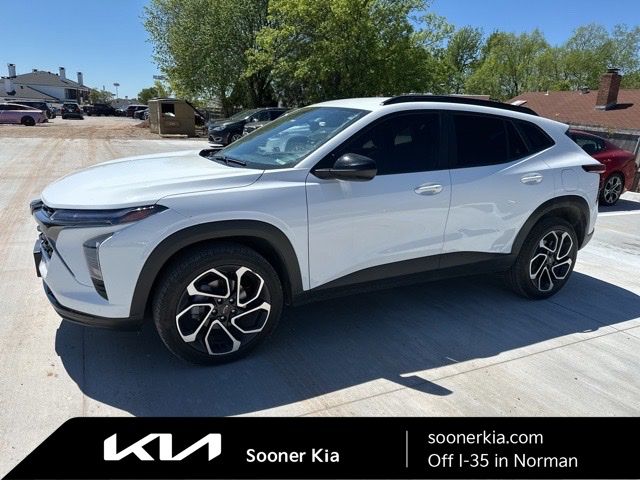 Summit White 2025 Chevrolet Trax RS with 2RS FWD SUV / Crossover Front-Wheel Drive 6-Speed Automatic