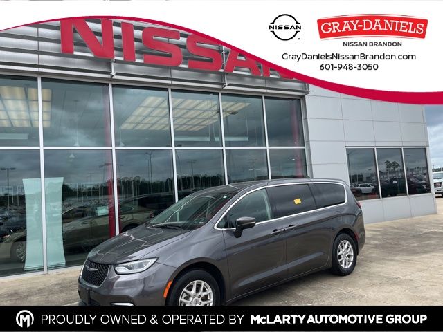2023 Chrysler Pacifica Touring L's photo