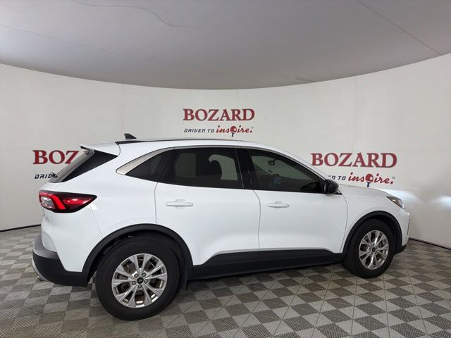 2023 Oxford White Ford Escape Active FWD SUV