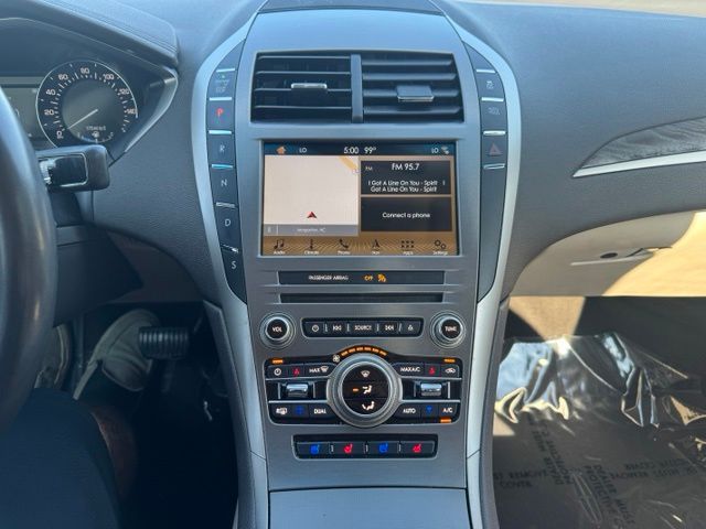 Used 2017 White Lincoln Reserve image 26