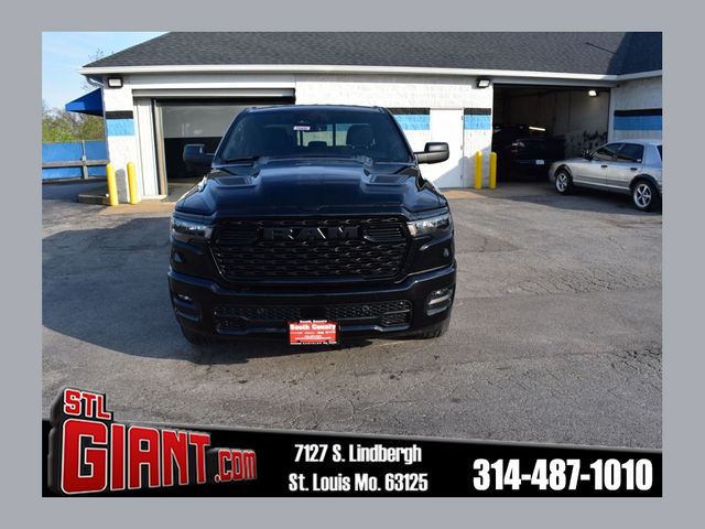 Diamond Black Crystal Pearlcoat 2026 RAM 1500 Express Crew Cab 4WD Pickup Truck Four-Wheel Drive 8-Speed Automatic