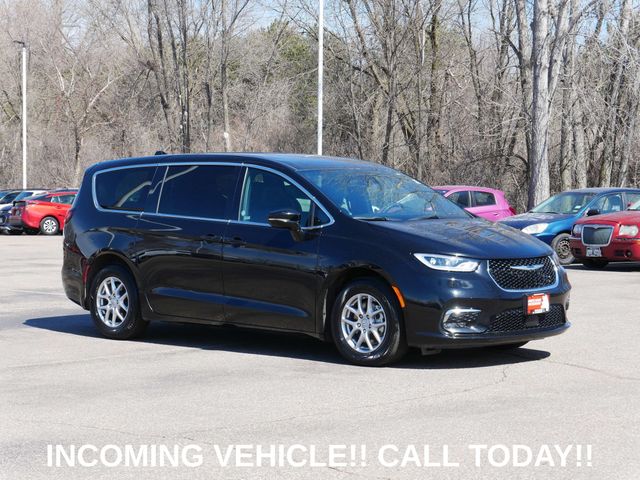 Diamond Black Crystal Pearlcoat 2025 Chrysler Pacifica Select FWD Minivan Front-Wheel Drive 9-Speed Automatic