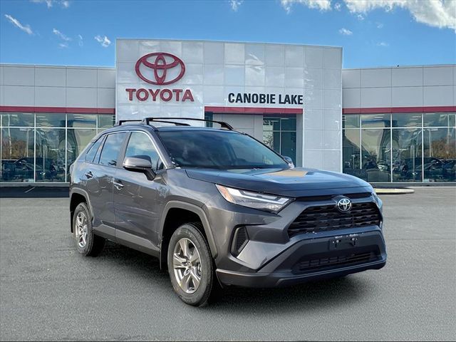 2025 Toyota RAV4 XLE's photo