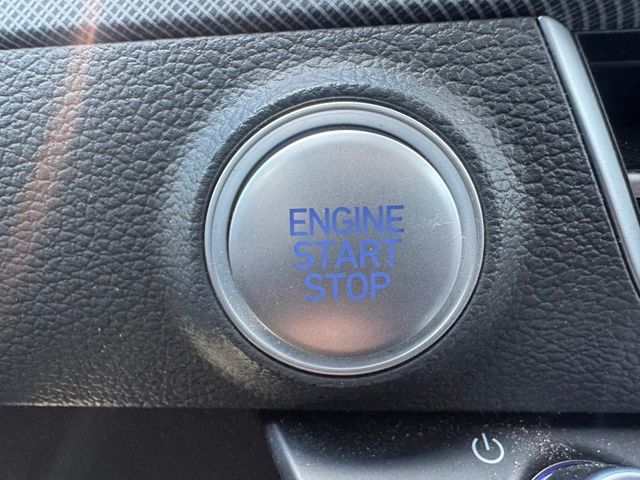 Used 2025 White Hyundai SEL image 31