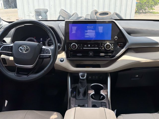 Used 2024 Toyota Highlander SUV