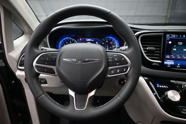 Used 2024 Chrysler Pacifica Van