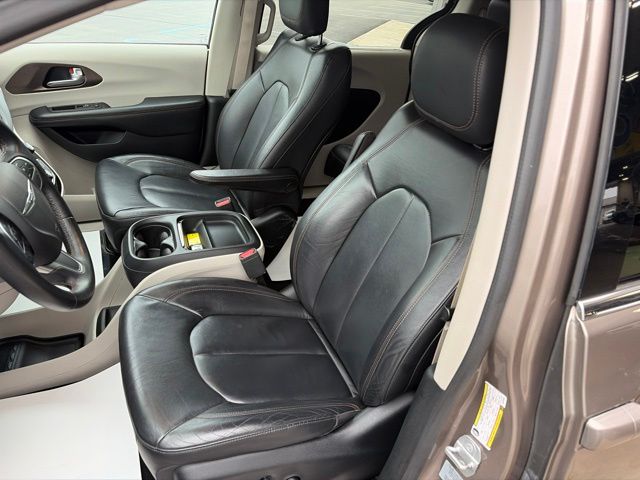 2017 Chrysler Pacifica Touring L - 6