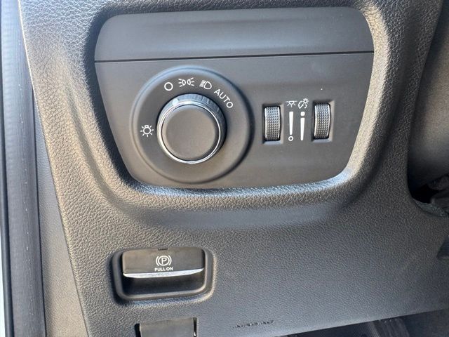 Used 2022 White Jeep Altitude image 23