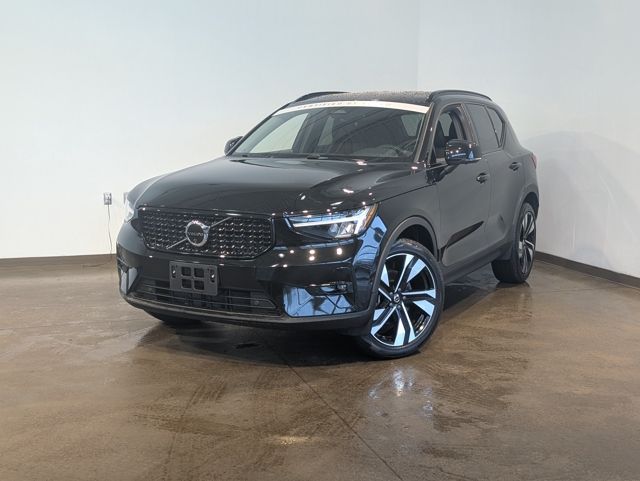 2024 Volvo XC40 B5 Plus Dark Theme AWD