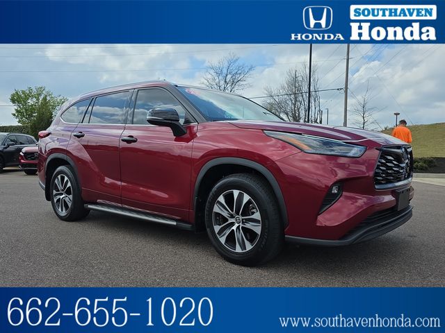 Red (Ruby Flare Pearl) 2022 Toyota Highlander XLE FWD SUV / Crossover Front-Wheel Drive 8-Speed Automatic