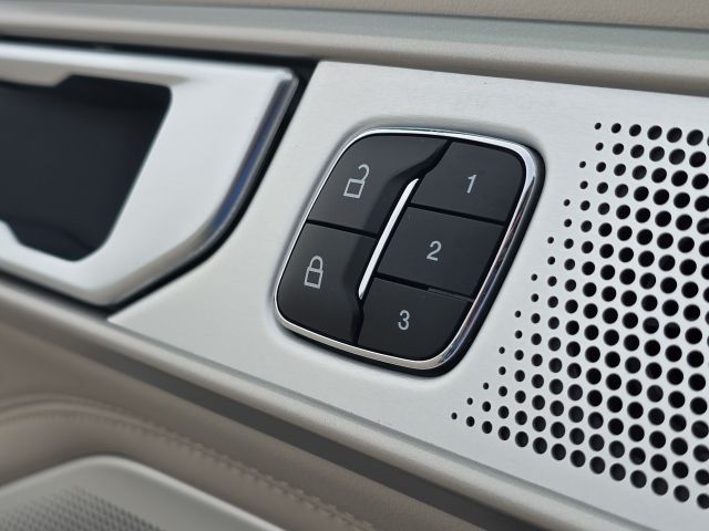 2023 Ford Explorer Platinum:B02247