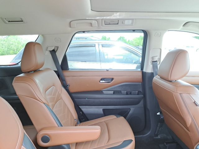 Used 2024 White Nissan Platinum image 6