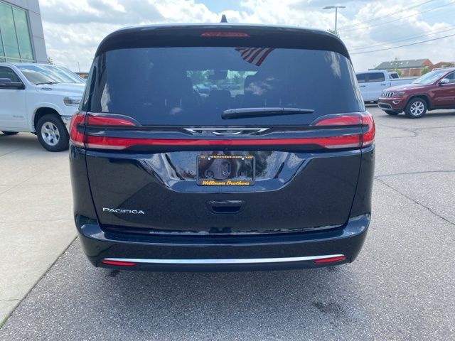 2027 Chrysler Pacifica Select - Diamond Black exterior view 6