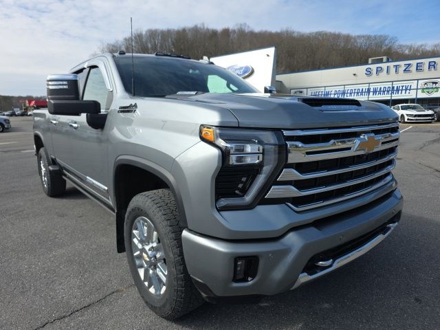 Used 2024 Gray Chevrolet High Country image 3