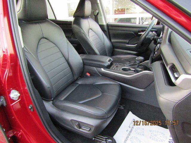 used 2023 Toyota Highlander car, priced at $34,999