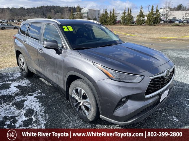 Magnetic Gray Metallic 2023 Toyota Highlander XLE AWD SUV / Crossover All-Wheel Drive 8-Speed Automatic