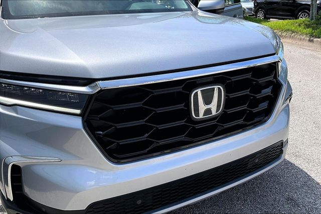 Used 2025 Honda Pilot Touring 4D Sport Utility