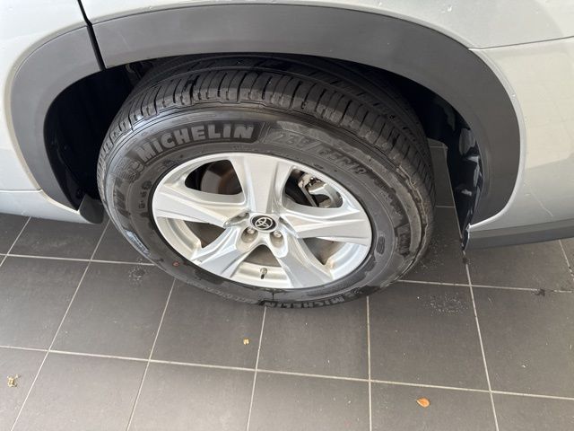 2025 Toyota Highlander LE - Photo 12