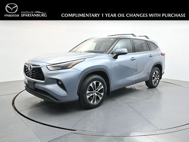 Moon Dust 2022 Toyota Highlander SUV / Crossover All-Wheel Drive 8-Speed Automatic