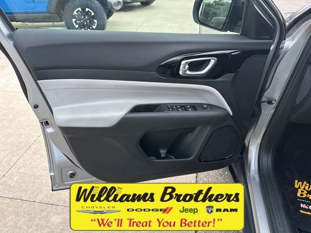 2024 Jeep Compass Limited - Silver Zynith Metallic Clearcoat exterior view 11