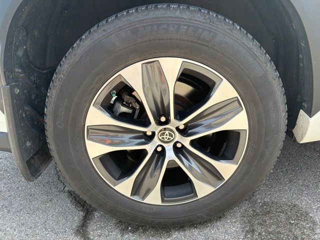 2022 Toyota Highlander XLE Off-white at Carlisle Cadillac Buick GMC