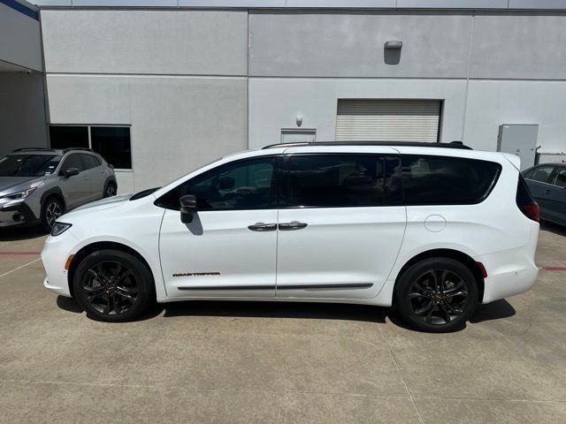Bright White Clearcoat 2023 Chrysler Pacifica Minivan All-Wheel Drive 9-Speed Automatic